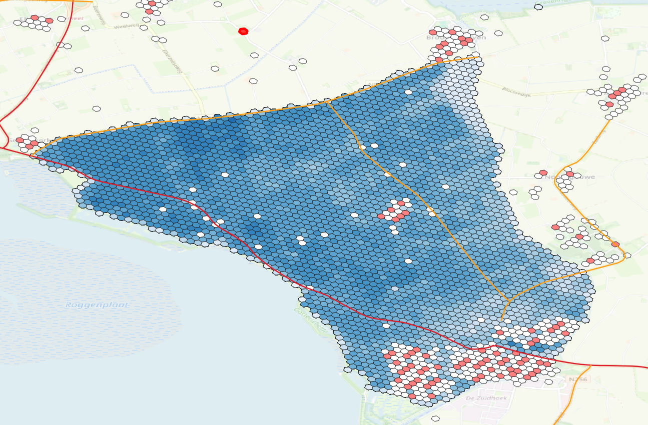 Een kaart met hexagonen waarin overstroomde gebieden in blauwtinten (diepte) zijn weergegeven en bewoonde gebieden met roodtinten (aantal inwoners)